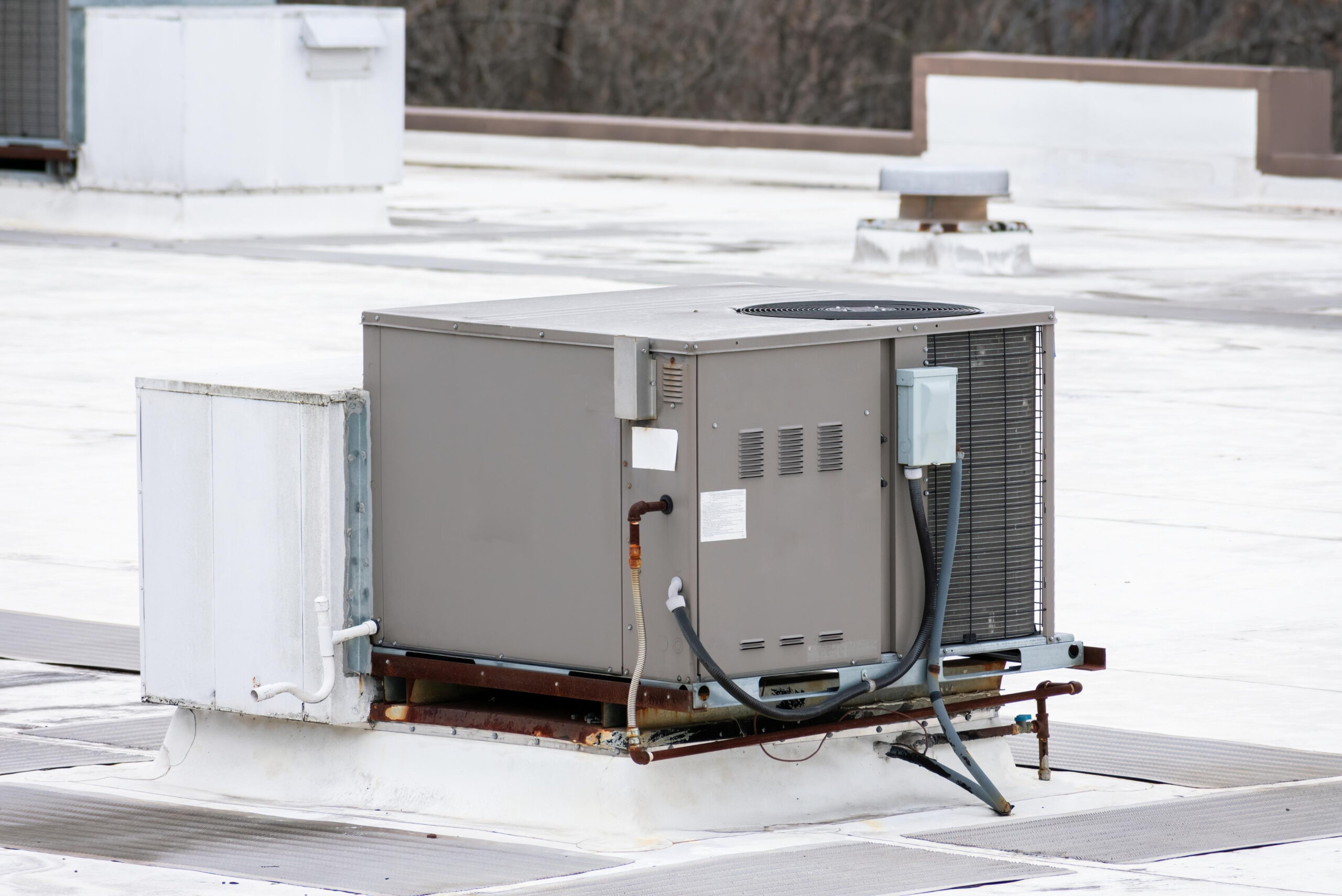 Commercial Air Conditioning unit on a flat roof. HVAC system for cooling and ventilation. Industrial rooftop AC services | Accurate Air